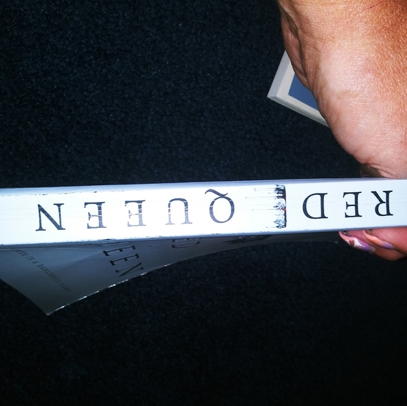 Red Queen book bundle - Picture 4 of 5